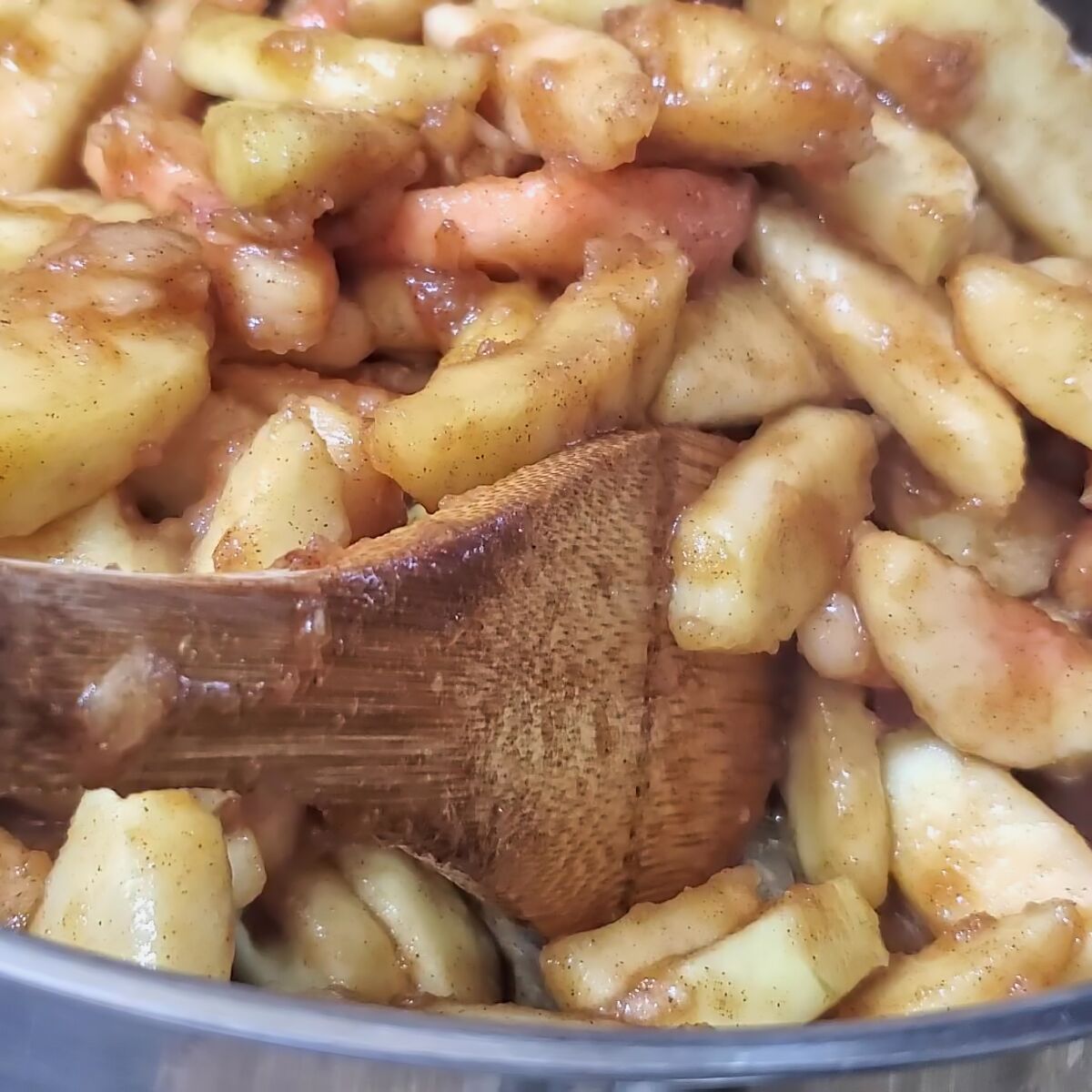 apples added to large pot and stirred.