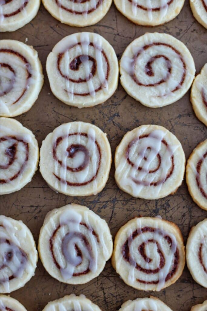 cinnamon roll cookies all in a row.