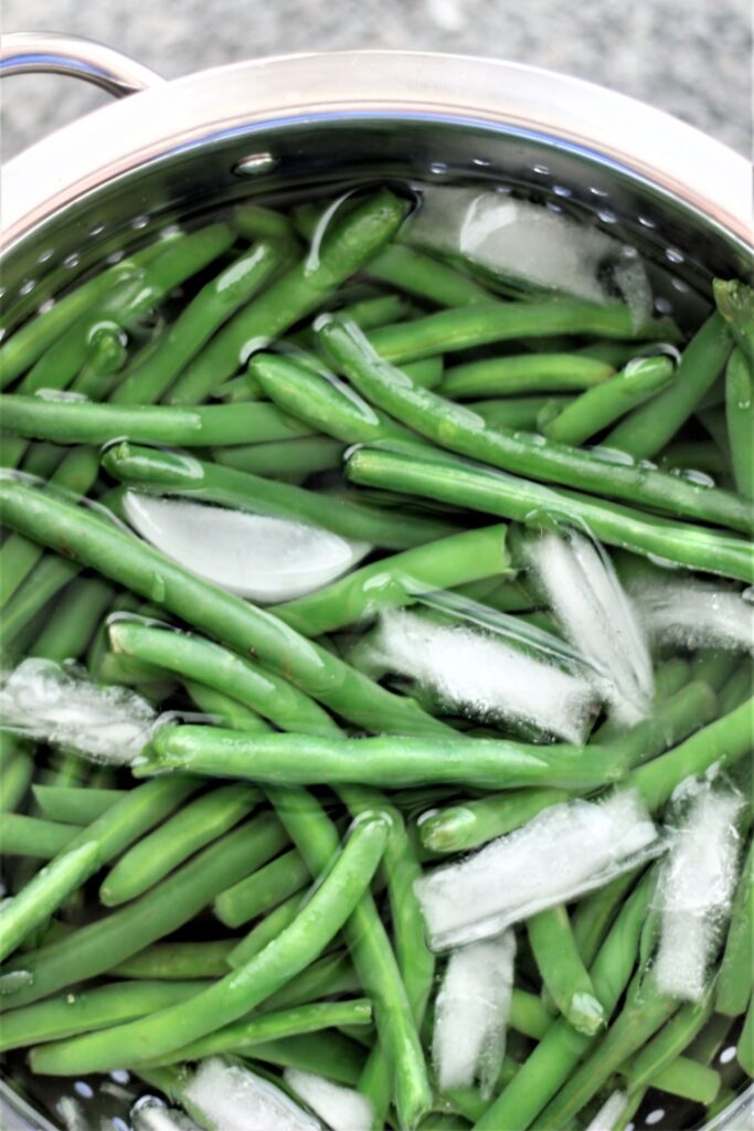 blanched green beans in ice water