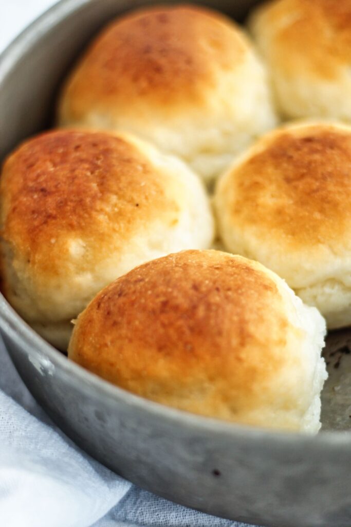 soft dinner rolls in round cake pan