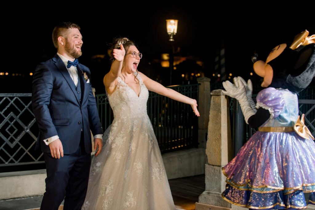 bride's reaction to seeing minnie mouse at her wedding